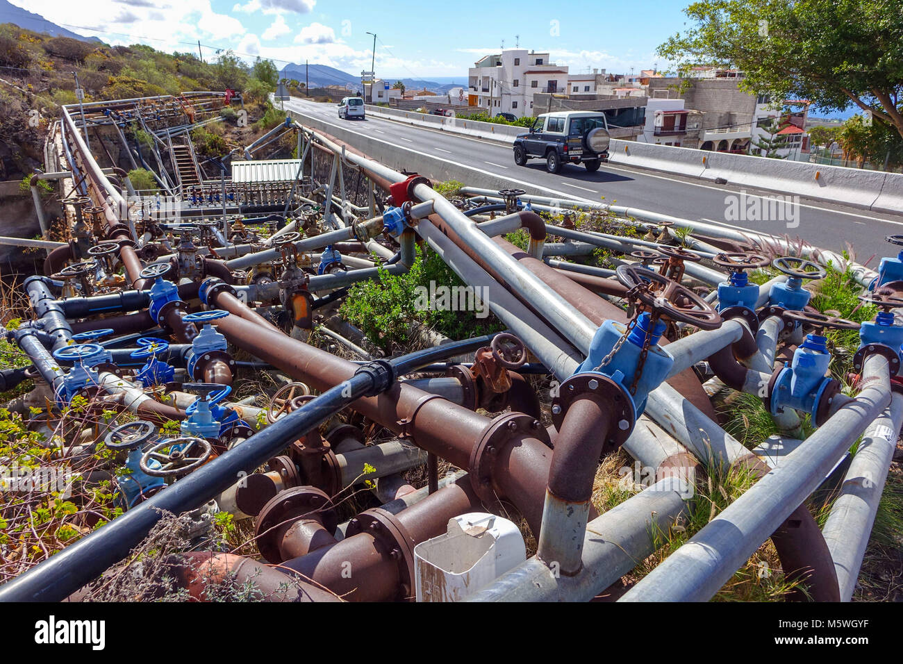 Une masse confuse de tuyaux d'eau au bord de la route, Guia de Isora, Teneriffe Banque D'Images