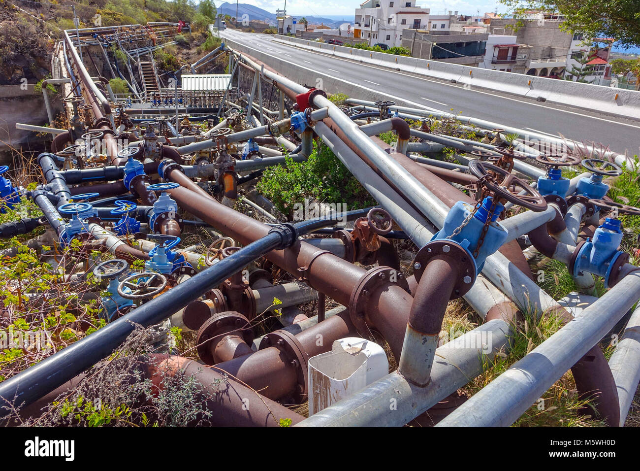 Une masse confuse de tuyaux d'eau au bord de la route, Guia de Isora, Teneriffe Banque D'Images