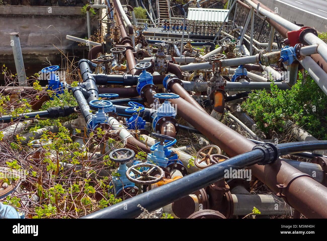 Une masse confuse de tuyaux d'eau au bord de la route, Guia de Isora, Teneriffe Banque D'Images