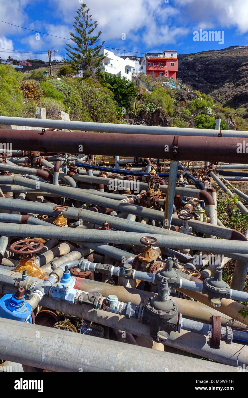 Une masse confuse de tuyaux d'eau au bord de la route, Guia de Isora, Teneriffe Banque D'Images