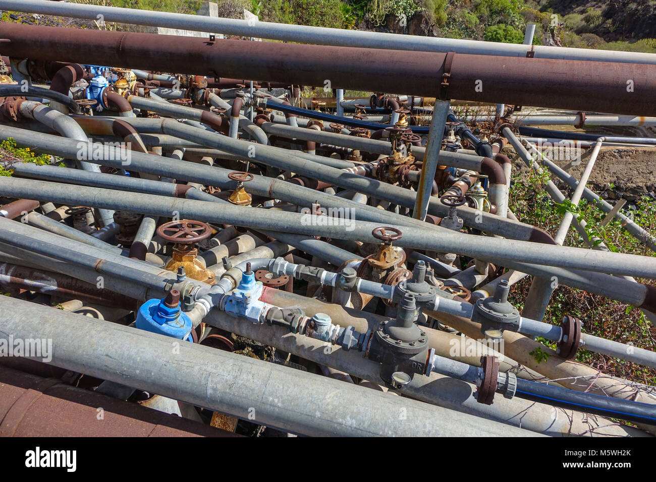 Une masse confuse de tuyaux d'eau au bord de la route, Guia de Isora, Teneriffe Banque D'Images
