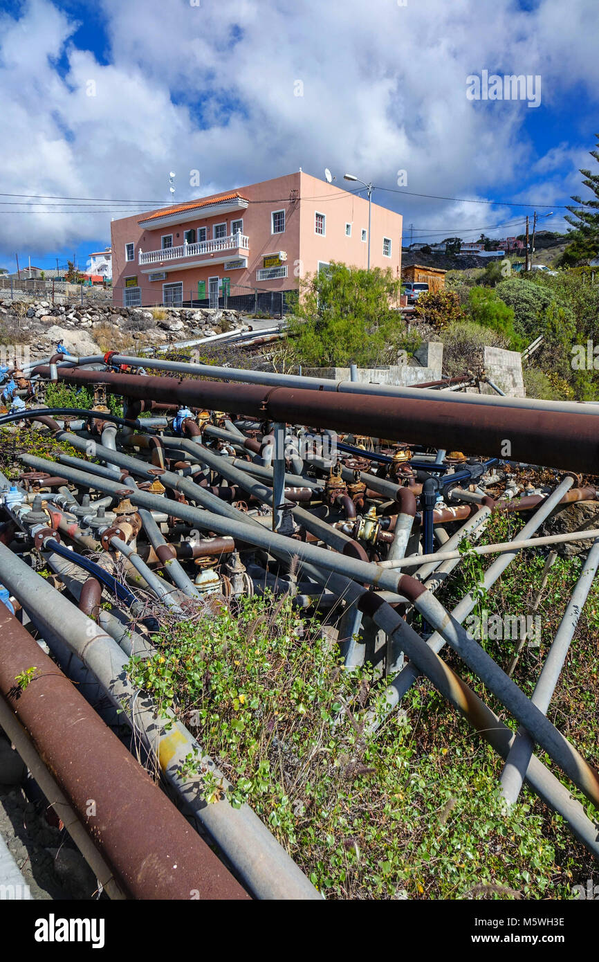 Une masse confuse de tuyaux d'eau au bord de la route, Guia de Isora, Teneriffe Banque D'Images