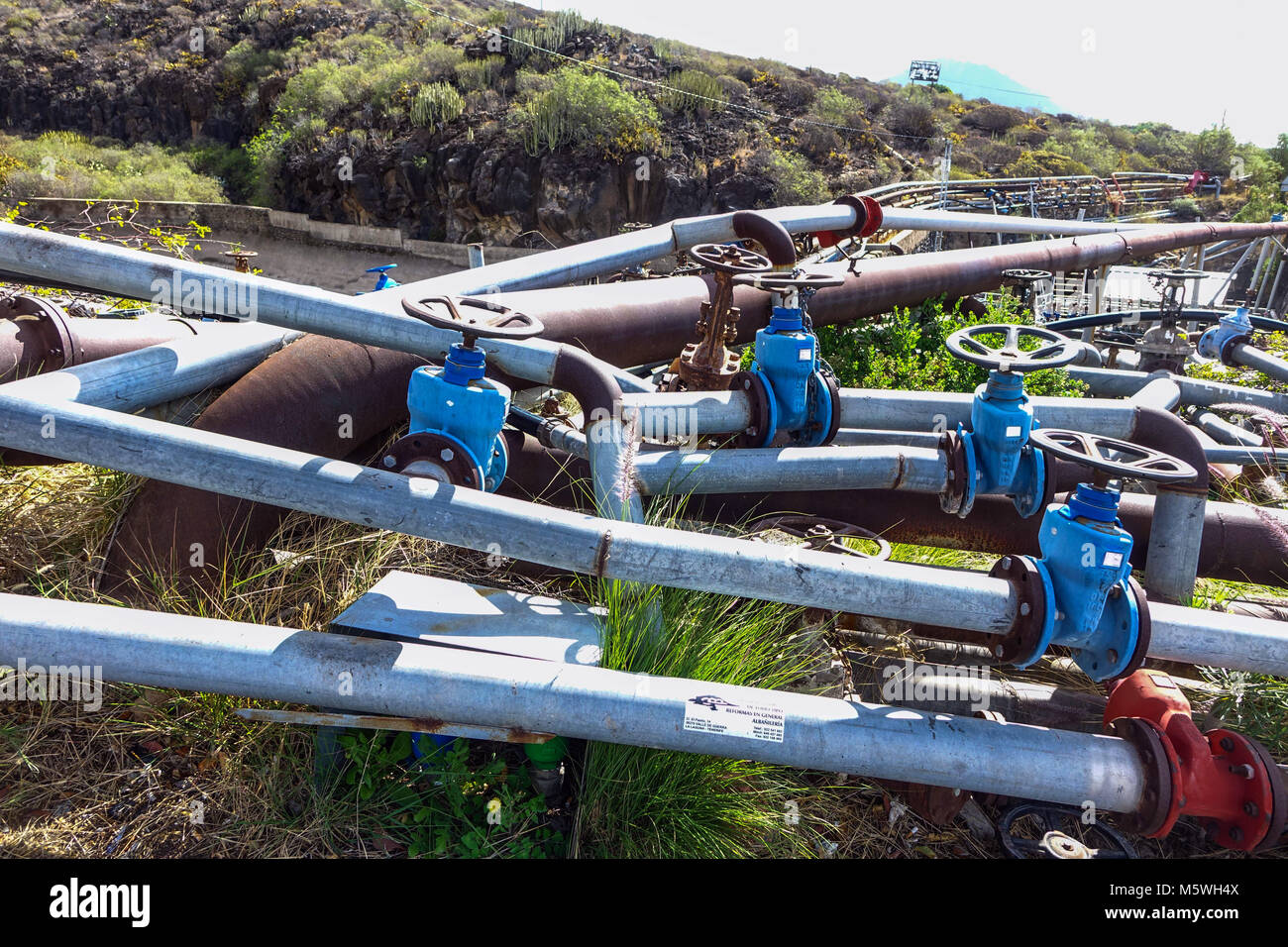 Une masse confuse de tuyaux d'eau au bord de la route, Guia de Isora, Teneriffe Banque D'Images