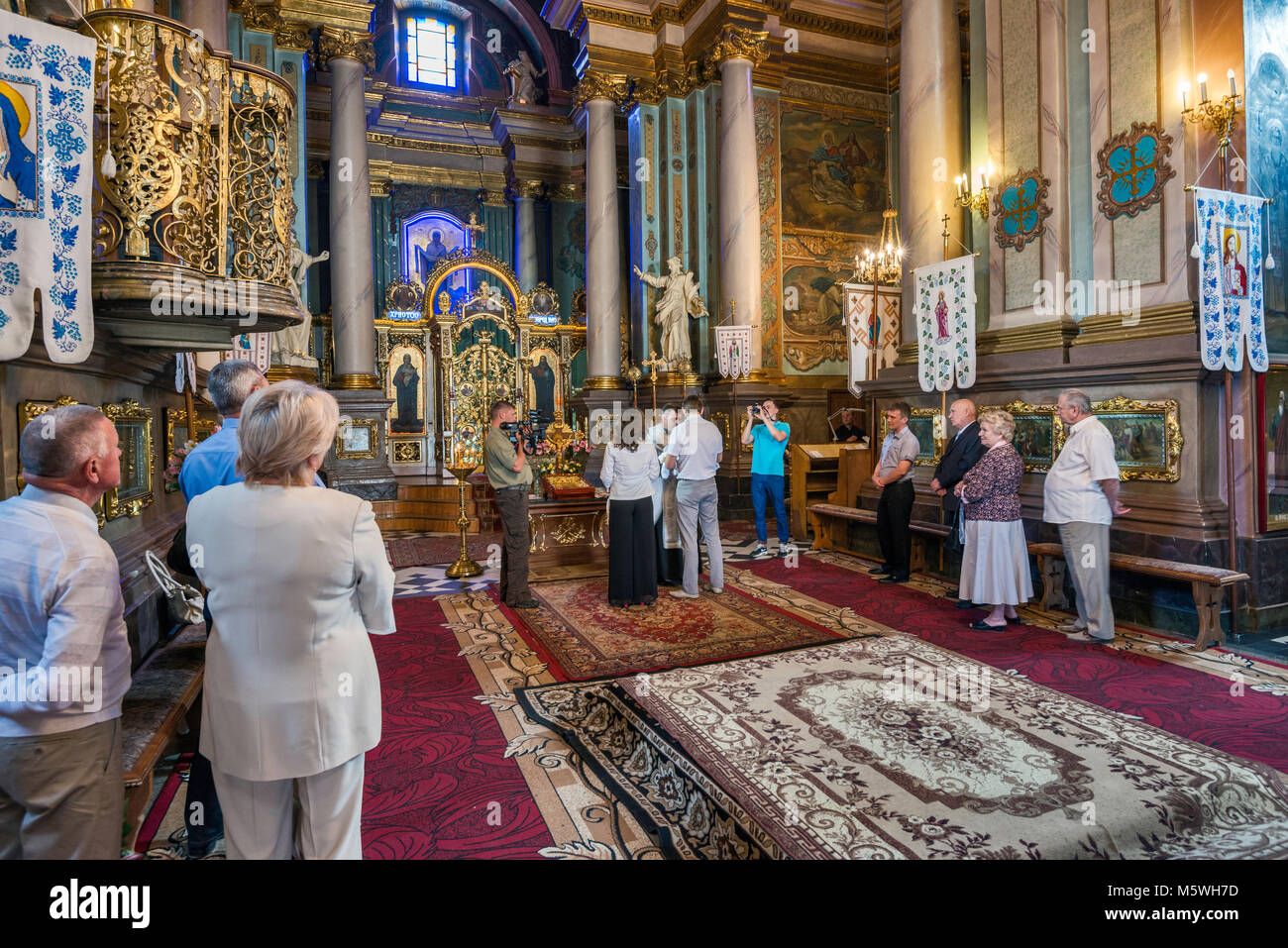 Cérémonie de baptême à l'Église orthodoxe autocéphale ukrainienne, l'Immaculée Conception ancienne église arménienne, 1742, à Ivano-Frankivsk, Ukraine Banque D'Images