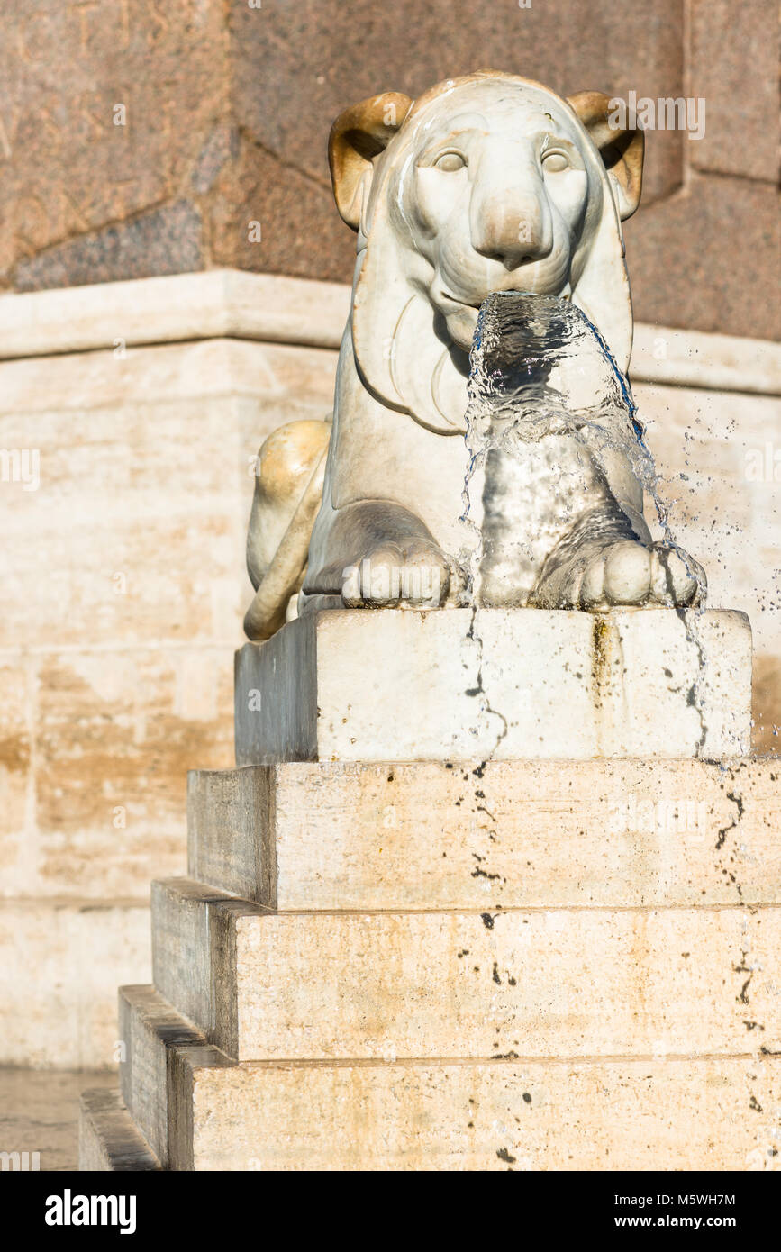 Obélisque égyptien antique autour de la Piazza del Popolo (Place du Peuple) sont quatre fontaines lion égyptien. Rome. Le Latium. L'Italie. Banque D'Images