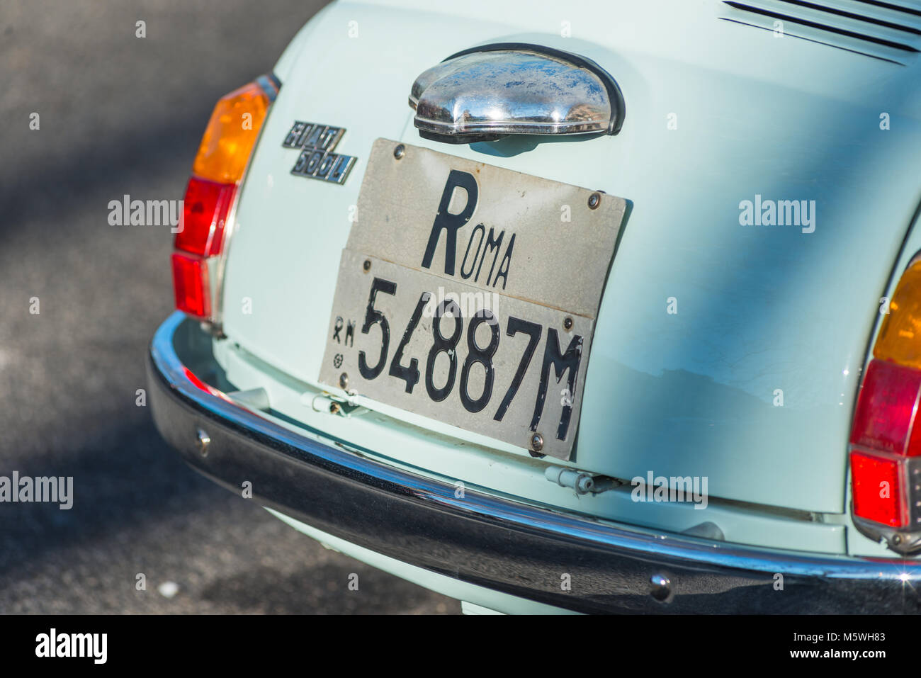 Une Fiat 500 classique avec les Roms à Rome les plaques de numéro de rue de la ville. Lazio, Italie. Banque D'Images