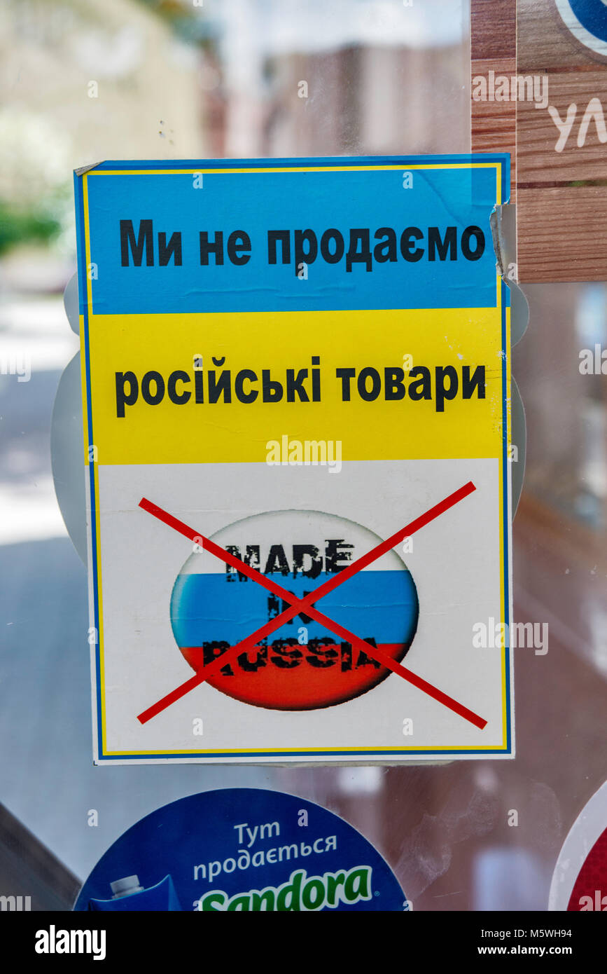 Nous ne vendons pas de produits russes, autocollant à vitrine à Ivano-Frankivsk, Ukraine Banque D'Images