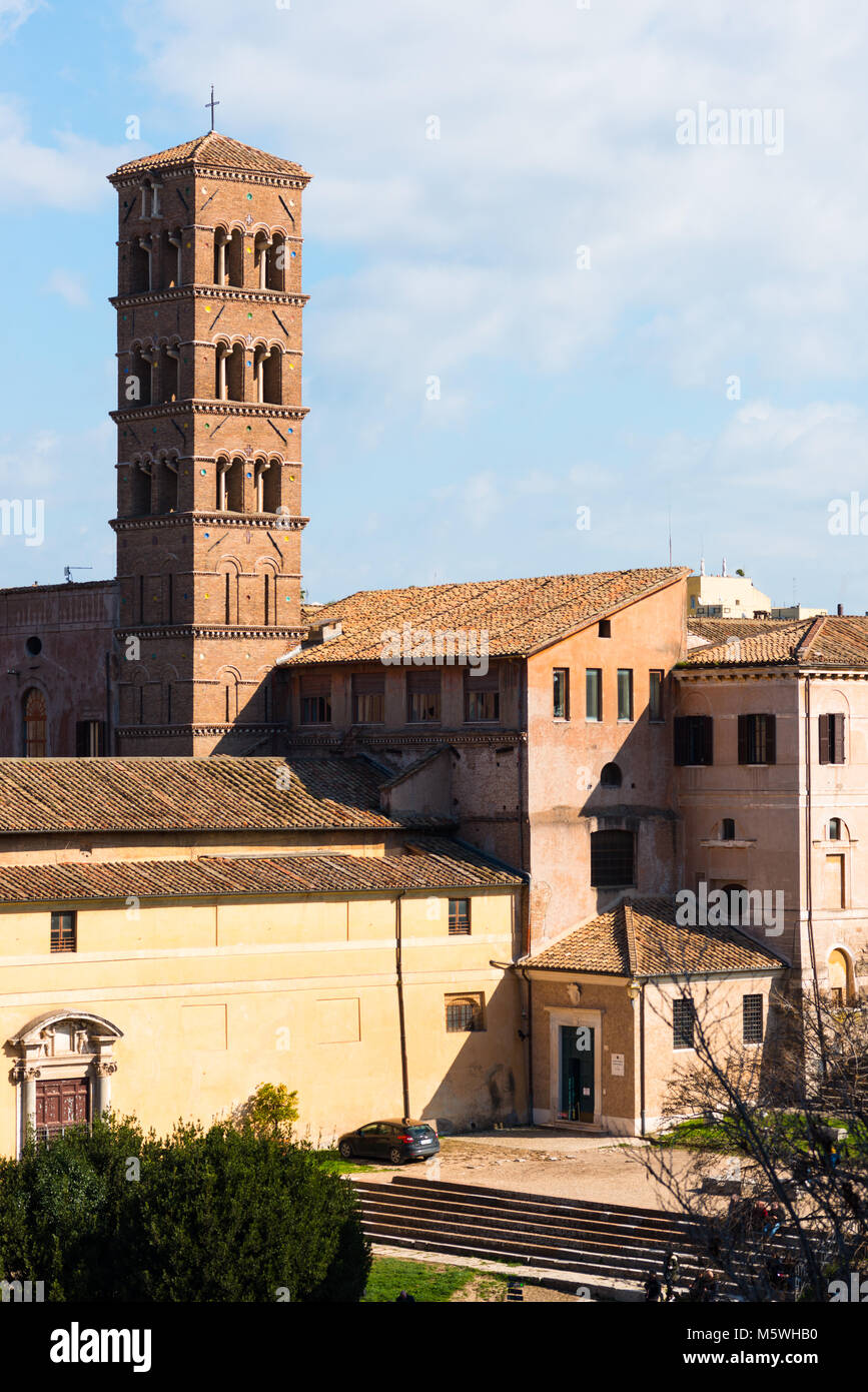 Église Santa Francesca Romana (Basilica di Santa Francesca Romana), précédemment connu sous le nom de Santa Maria Nova, Rome, Italie, à côté du Forum Romain. Banque D'Images