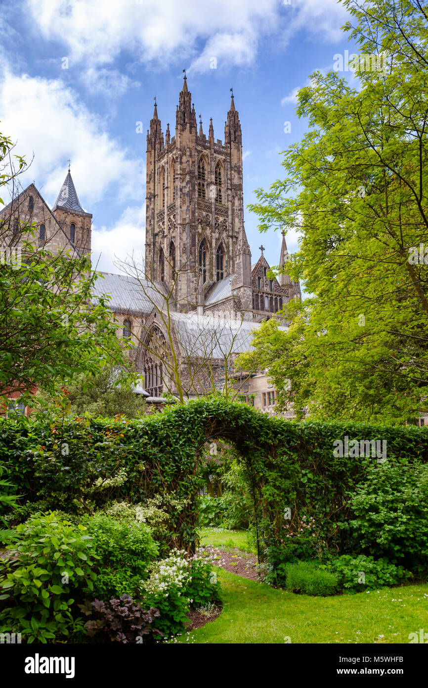 Jardin à la Cathédrale de Canterbury, l'un des plus anciens et des plus célèbres structures chrétienne en Angleterre. Canterbury, le sud de l'Angleterre, Royaume-Uni. Mondial de l'UNESCO Banque D'Images