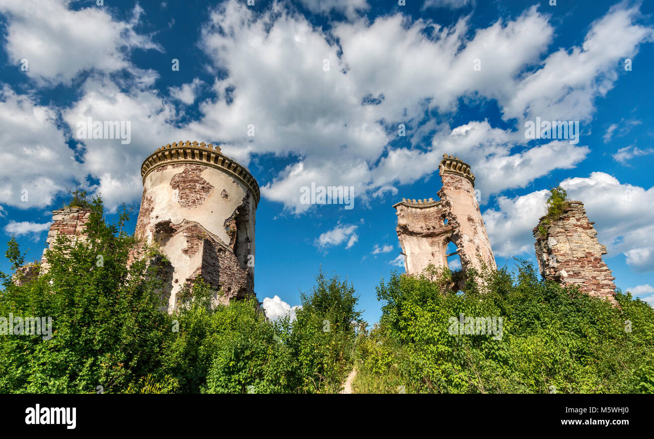Ruines du château d'Chervonohorod sur Dnister River Valley, près de Nyrkiv à Ternopil, Ukraine Banque D'Images
