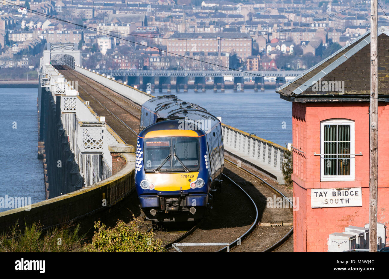 Avis de voyageurs diesel Scotrail voyageant à Dundee dans le Tay Pont ferroviaire à Wormit en Tayside, Ecosse, Royaume-Uni Banque D'Images