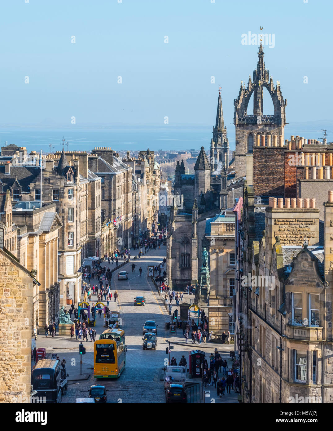 Vue vers le bas du Royal Mile historique dans la vieille ville d'Édimbourg, Écosse, Royaume-Uni Banque D'Images