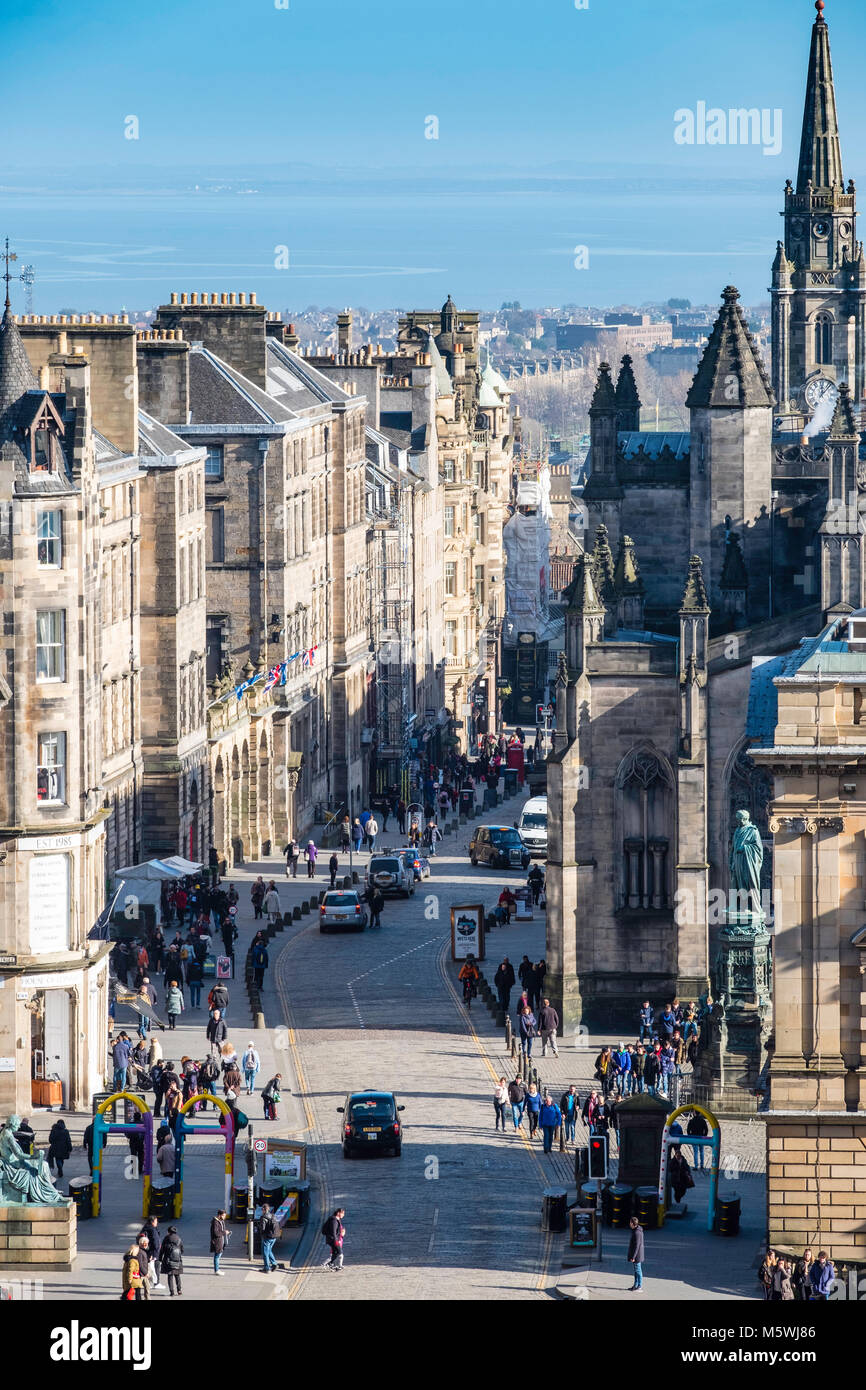 Vue vers le bas du Royal Mile historique dans la vieille ville d'Édimbourg, Écosse, Royaume-Uni Banque D'Images