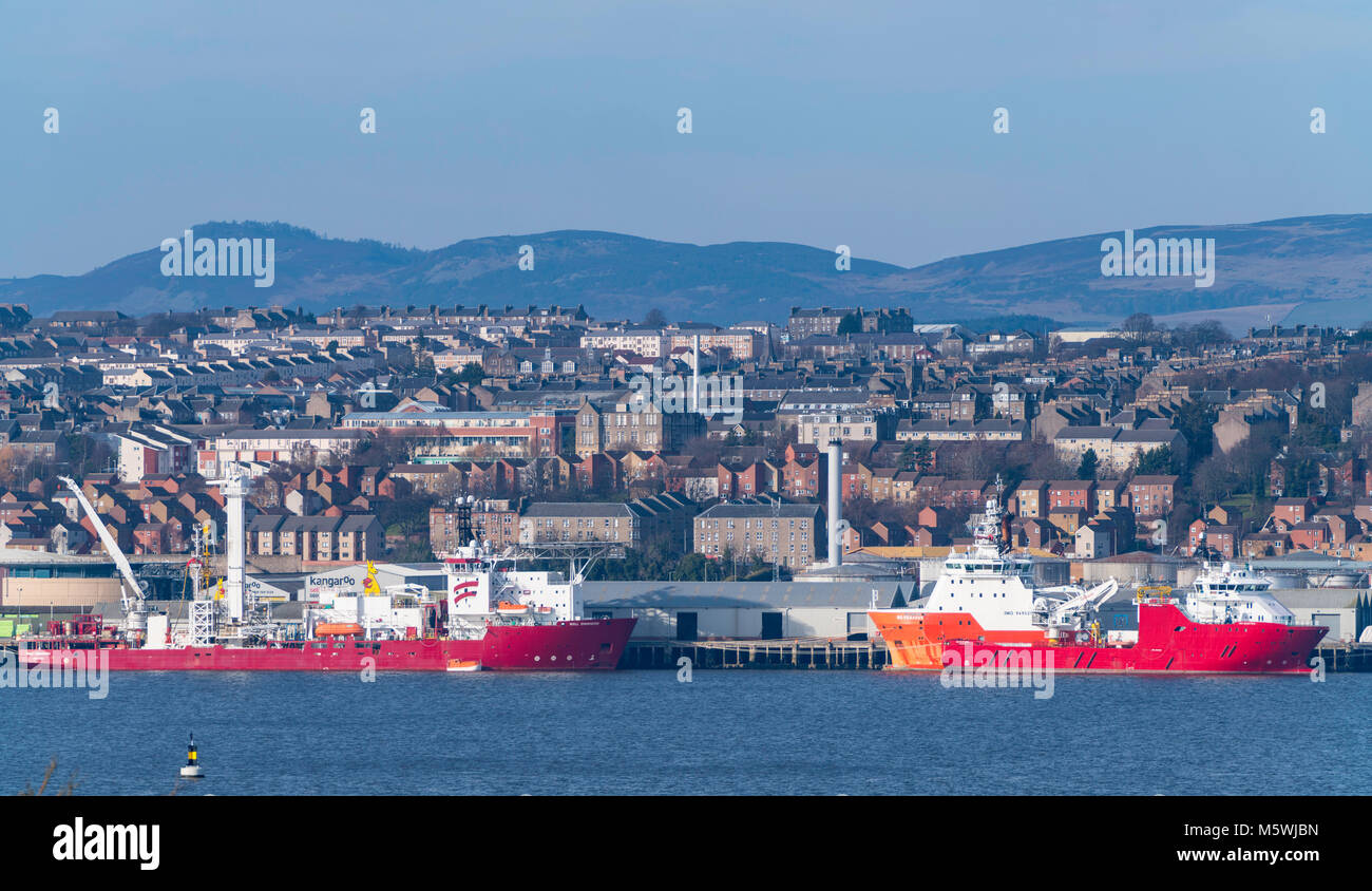 Vue sur Ville de Dundee avec le soutien de l'industrie pétrolière en mer bateaux amarrés sur le bord de mer en Tayside, Ecosse, Royaume-Uni Banque D'Images