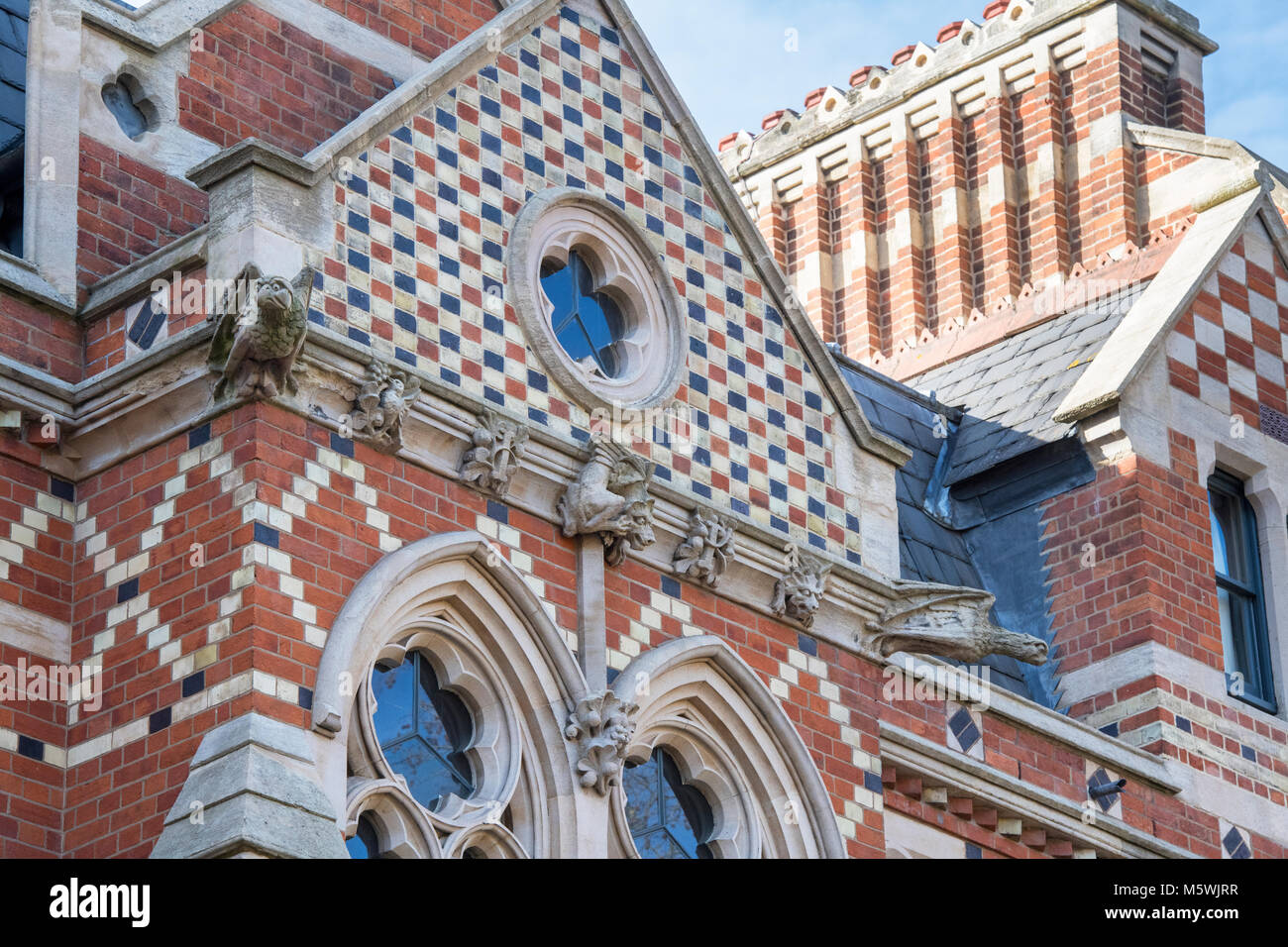 Gargouilles en pierre sculptées / grottes dans le bâtiment de Keble College. Oxford, Oxfordshire, Angleterre Banque D'Images