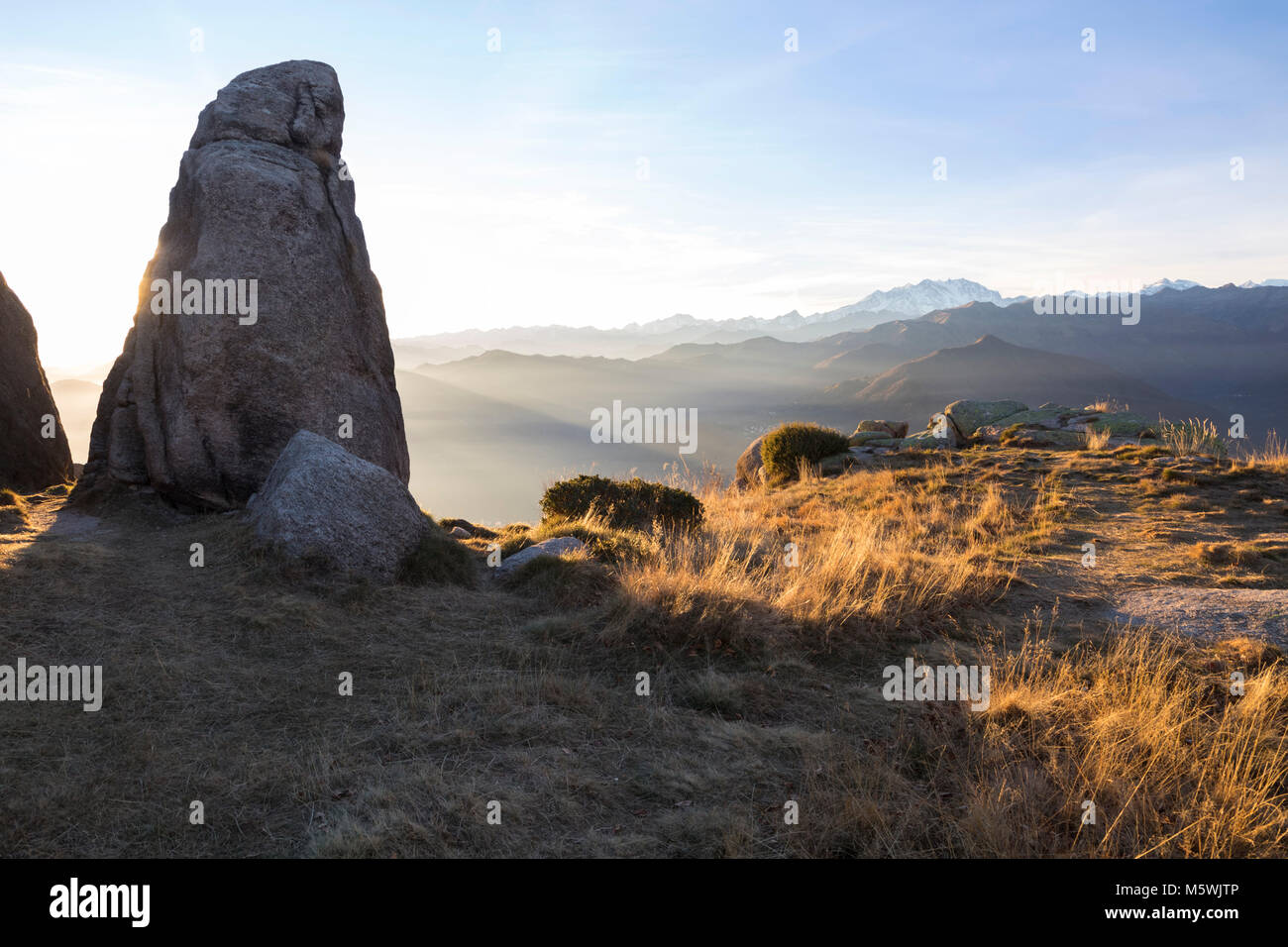 Vue sur le Mont Rose à partir d'un groupe de roches en haut de Mottarone. Stresa, Verbano Cusio Ossola, Piémont, Italie. Banque D'Images