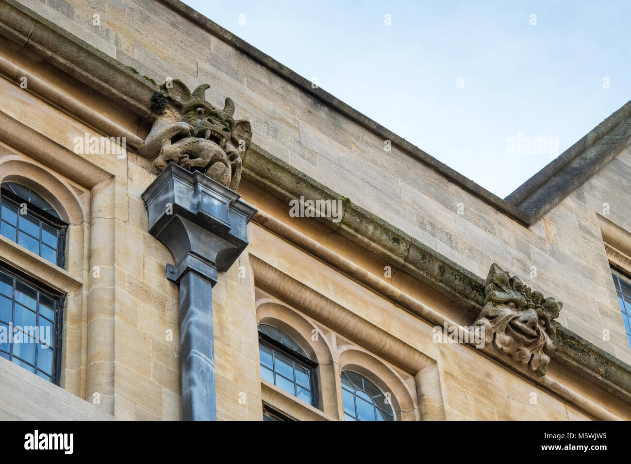 Les gargouilles en pierre sculptée sur un grotesques / bâtiment de l'université d'Oxford. Oxford, Oxfordshire, Angleterre Banque D'Images