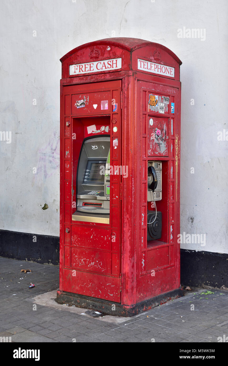Style traditionnel ancien téléphone rouge britannique fort converti en un distributeur de billets et des cabines téléphoniques, Bristol, Royaume-Uni Banque D'Images