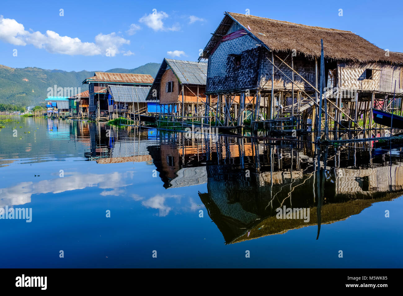 Les maisons de pêcheurs sont construites sur pilotis entre la piscine jardins dans le village de Haspres Thauk sur le lac Inle Banque D'Images