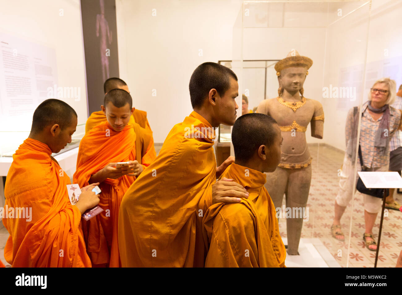 Des moines bouddhistes à la recherche historique, à des expositions, Phnom Penh, Cambodge Asie Banque D'Images