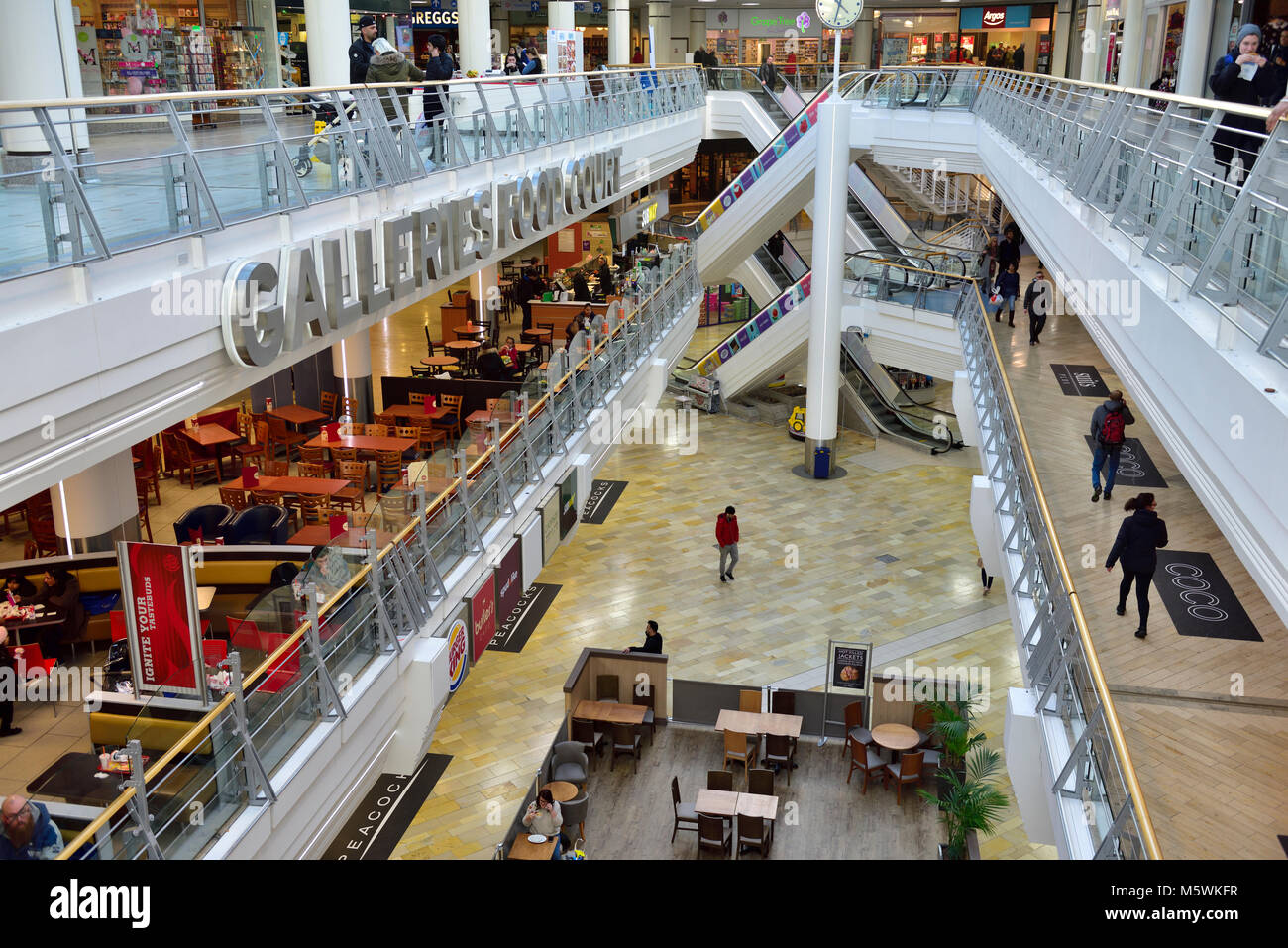 À l'intérieur des galeries shopping centre commercial de Bristol avec vue d'étages et food hall, Royaume-Uni Banque D'Images