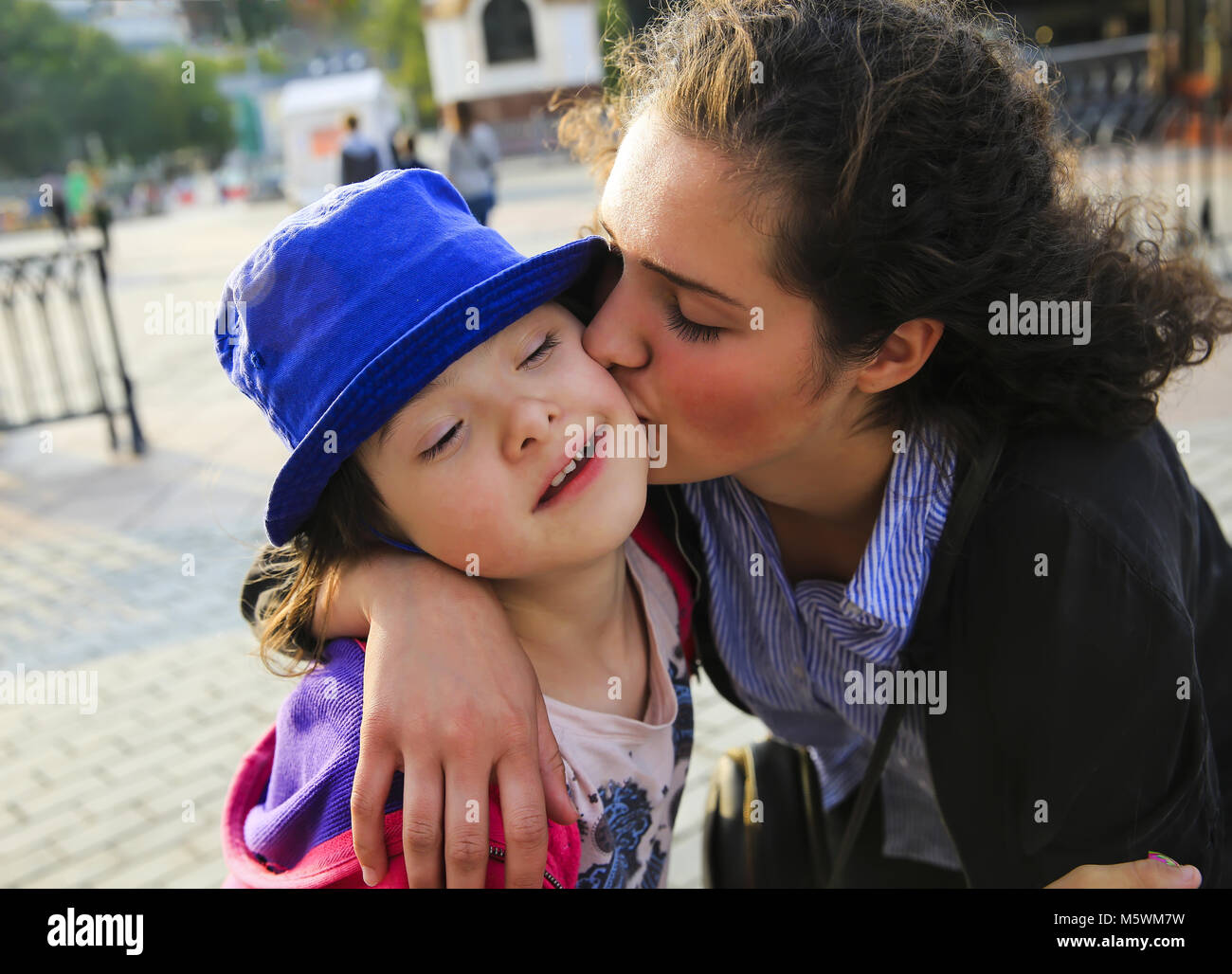 Heureux moments en famille dans la ville Banque D'Images