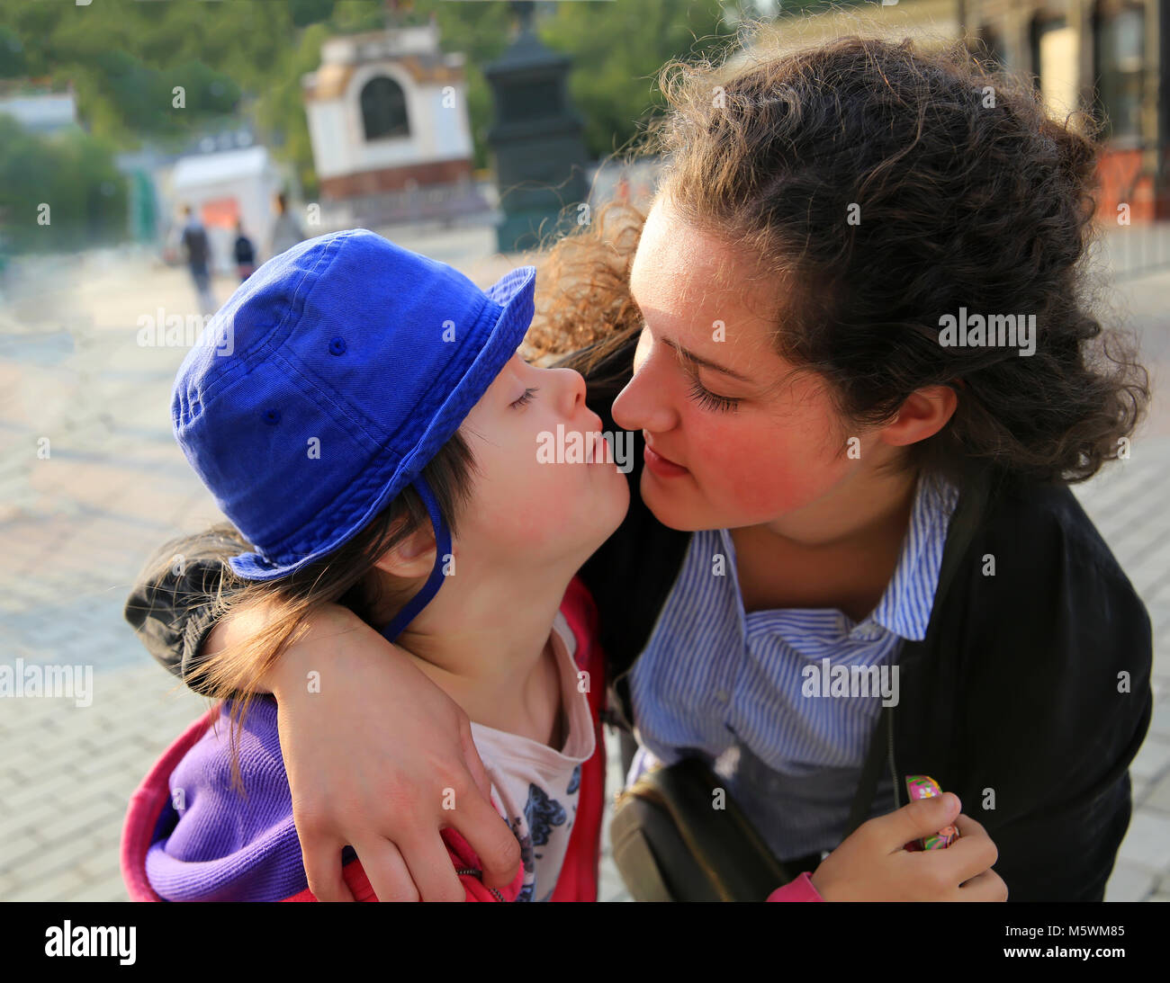 Heureux moments en famille dans la ville Banque D'Images