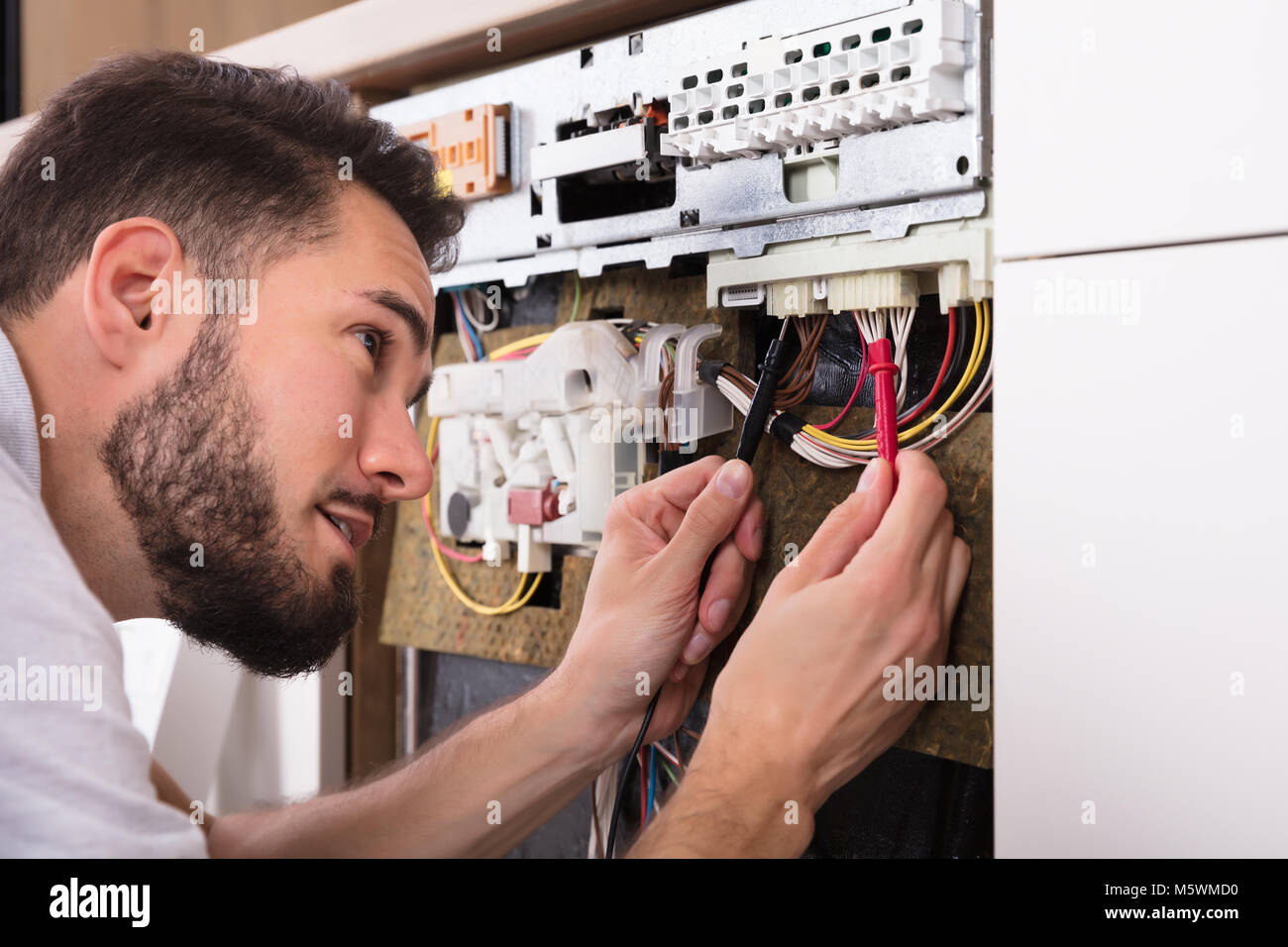 L'examen de Technicien mâle numérique avec lave-vaisselle Banque D'Images