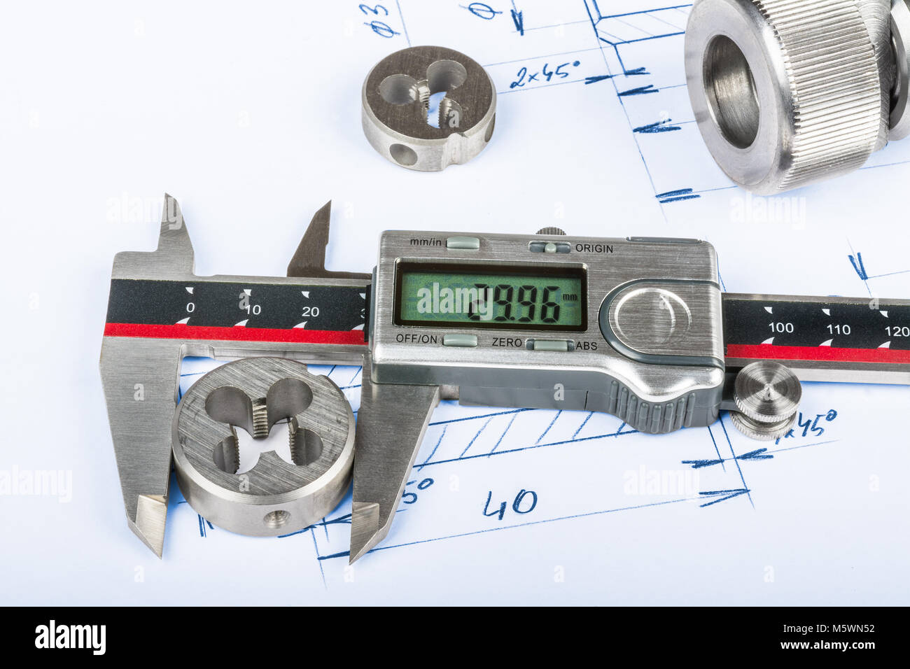 La mesure de filetage mourir par étriers et dessin technique. Articles techniques, le métal de l'outil de mesure numérique, la fabrication de la documentation. Banque D'Images