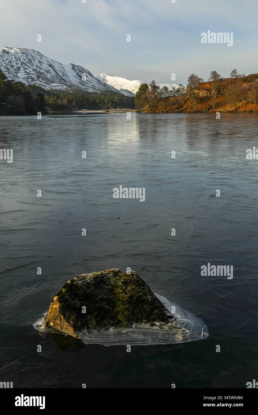 Des scènes d'hiver écossais dans la région de Glen Affric, Highlands, Ecosse, Royaume-Uni. Banque D'Images