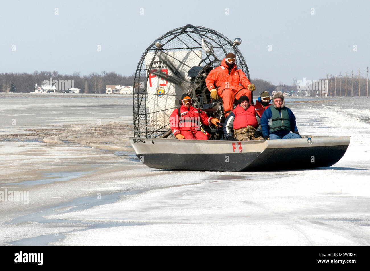 La vallée de la rivière Rouge l'équipe de sauvetage de l'eau apporte un propriétaire qui avait besoin d'être resuced à partir de la montée des eaux de la rivière Rouge. Fargo, ND, 29 mars 2009 © Patsy Lynch/ MediaPunch Banque D'Images