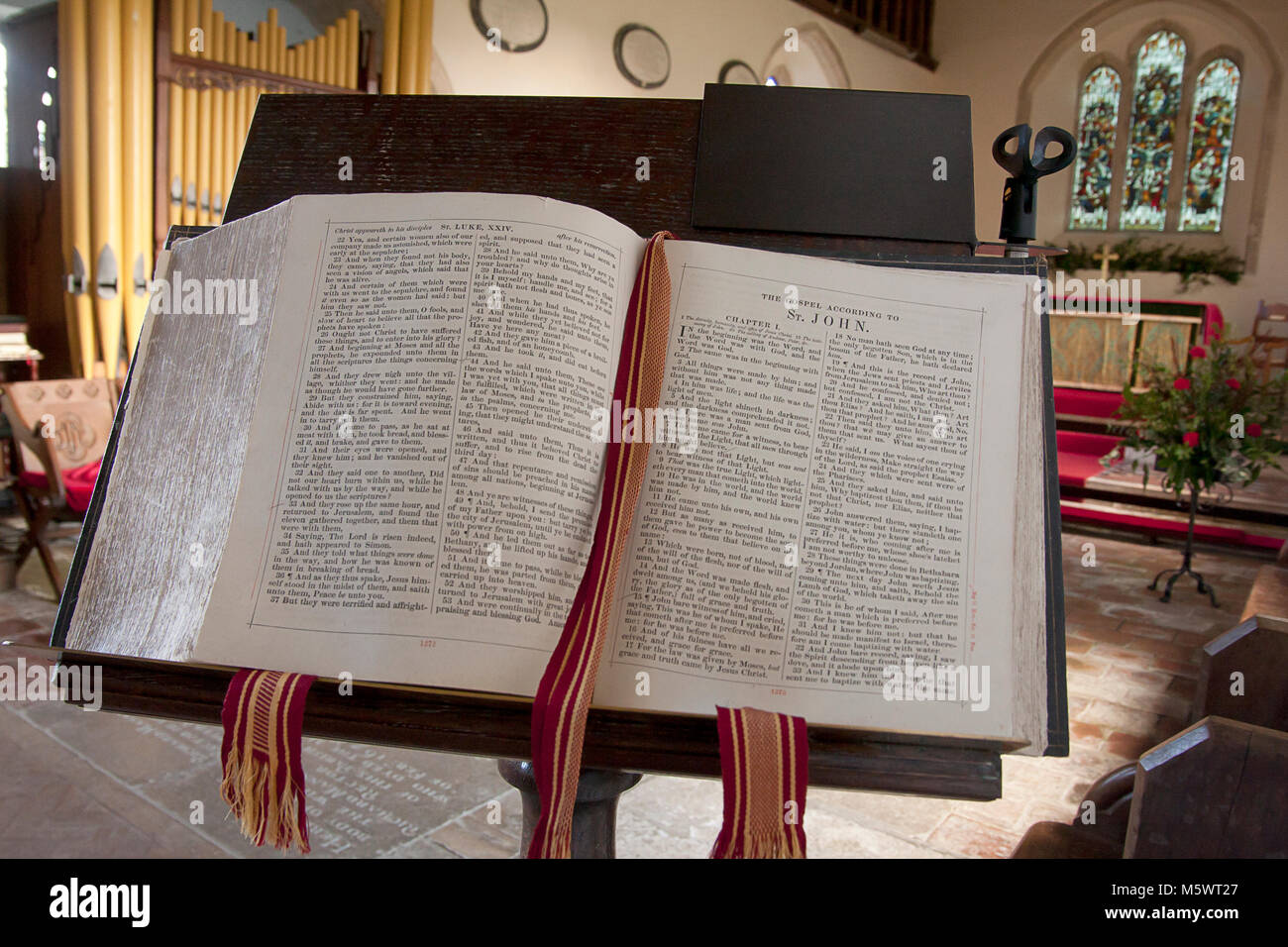 Sainte Bible ouverte sur les pages Evangile de saint Jean, St Mary's Church, vallée de fournitures médicales,test, près de Salisbury, Hampshire, Angleterre Banque D'Images