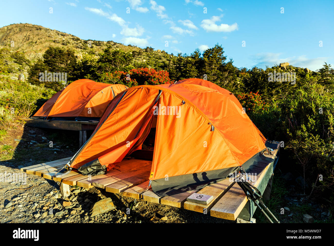 Les tentes du camp ; Refuge Cuernos ; Lago Nordenskjold ; Parc National Torres del Paine, Chili Banque D'Images