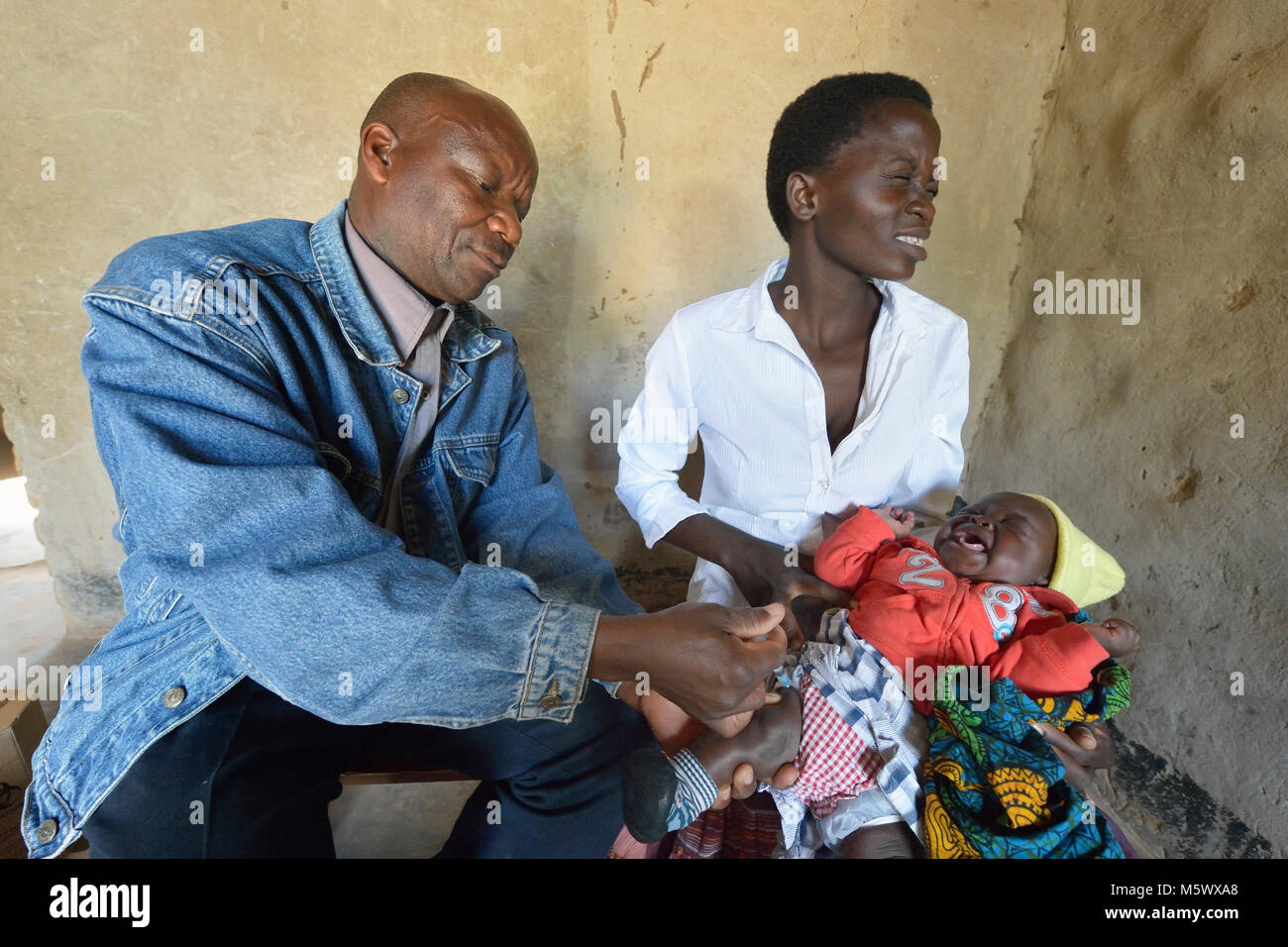 La mère et l'enfant réagit comme l'acids a pour but d'immuniser un enfant dans Kalikumbi, Malawi. Banque D'Images