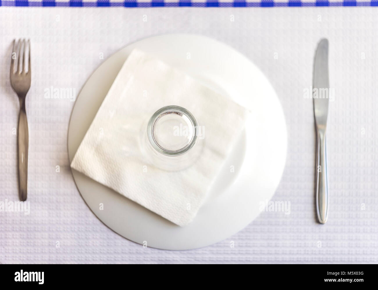 Seule La Table Assiette Fourchette Couteau Verre D Eau Et Une Serviette Dans Le Restaurant Photo Stock Alamy
