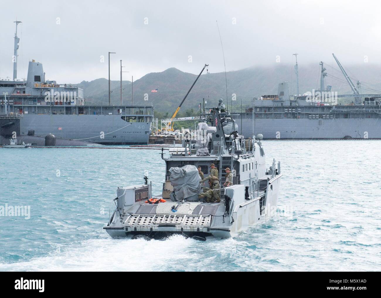 Les marins affectés à l'Escadron fluviales côtières (CRS) 4, Det. Transit Guam Apra Harbour à bord d'un bateau de patrouille Mark VI avant d'entreprendre un projet conjoint de recherche et de sauvetage à l'île "Chevaliers" de la mer de l'Escadron d'hélicoptères de combat (HSC) et 25 du secteur de la Garde côtière américaine de Guam, le 23 février. CRS-4, attribué à la côte de Groupe 1 riverains, Det. Guam, est capable de conduire des opérations de sécurité maritime dans la gamme complète de naval, les opérations interarmées et interalliées. Il fournit également des fonctionnalités supplémentaires de la sécurité portuaire, a entrepris des opérations de sécurité sécurité et de théâtre autour de la 7ème Flotte américaine salon de Banque D'Images