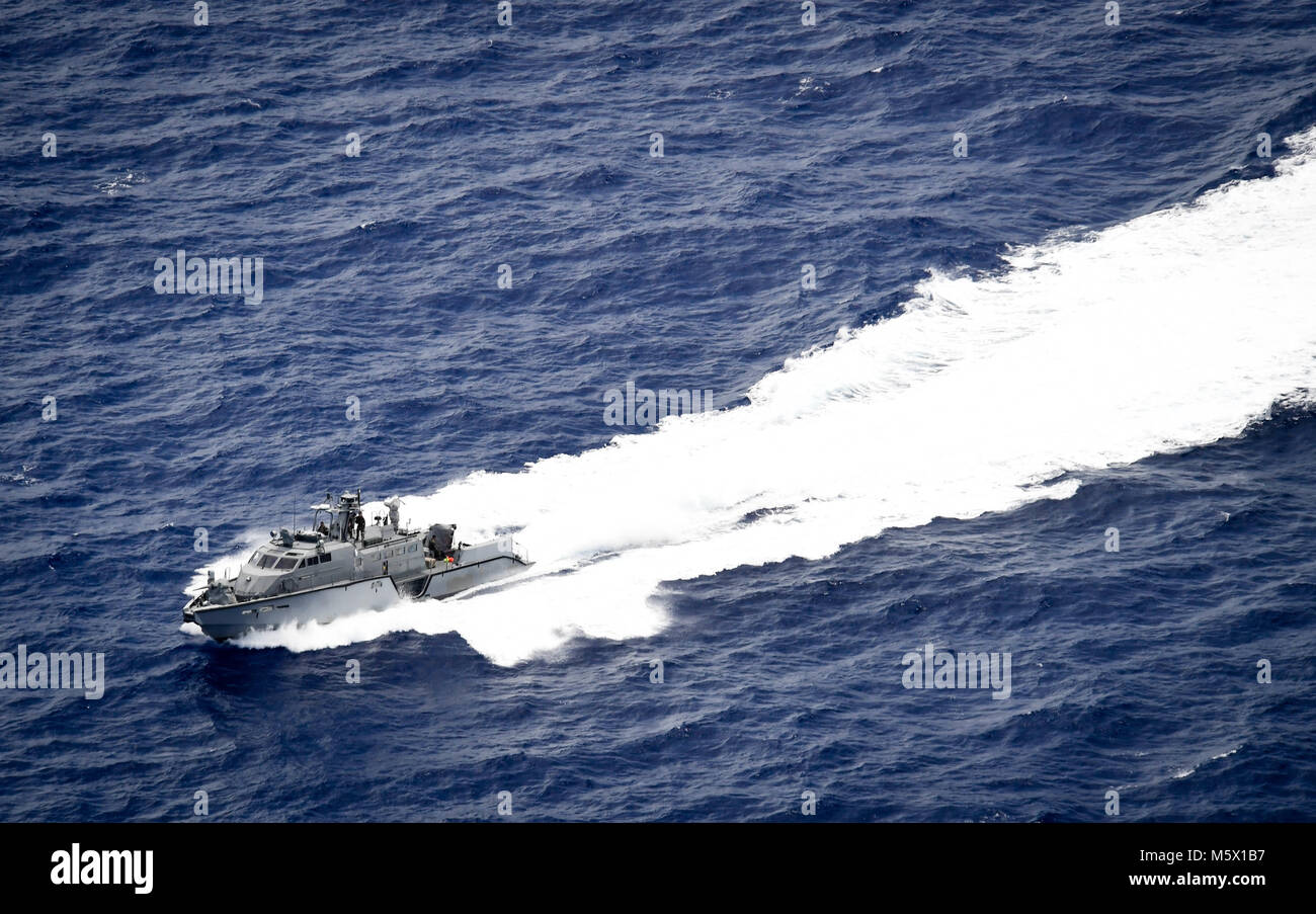 Un bateau de patrouille Mark VI affectés aux zones côtières, Groupe 1 riverains Det. Les transits de Guam l'océan Pacifique à la suite d'un exercice de recherche et sauvetage au large de la côte de l'île de Guam avec "Chevaliers" de la mer d'hélicoptères de l'Escadron de Combat (HSC) 25, 23 février, 2018. Fluviales côtières Groupe 1, Det. Guam est capable de conduire des opérations de sécurité maritime dans la gamme complète de naval, les opérations interarmées et interalliées. De plus, il offre des possibilités supplémentaires de la sûreté portuaire, s'est lancé à la sécurité et la coopération en matière de sécurité dans le théâtre autour de la 7ème Flotte américaine zone d'opérations. (U.S. Photo de la Caméra de combat de la marine en masse C Banque D'Images