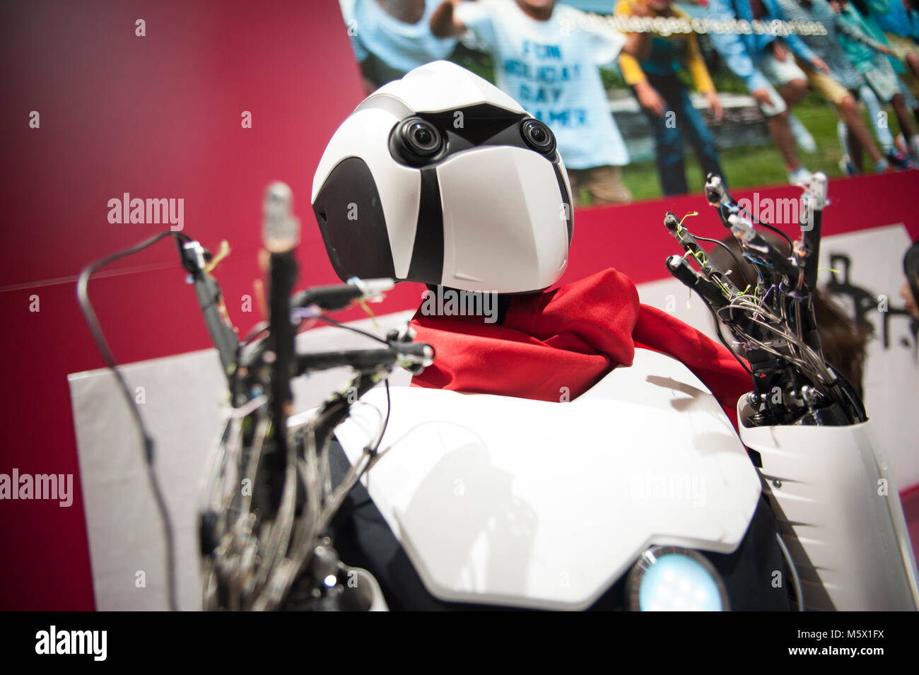 Barcelone, Espagne. 26 févr., 2018. L'intelligence artificielle est aussi présent ces jours lors du Mobile Wolrd Congress. Le congrès débute ce lundi à Barcelone et a surmonté les succès de la dernière édition. Les principales marques du secteur (Sony, Samsung, Huawei, LG ...) présenteront leur nouveau 'smartphones' ainsi que des outils technologiques appliqués à l'industrie. Crédit : Charlie Perez/Alamy Live News Banque D'Images