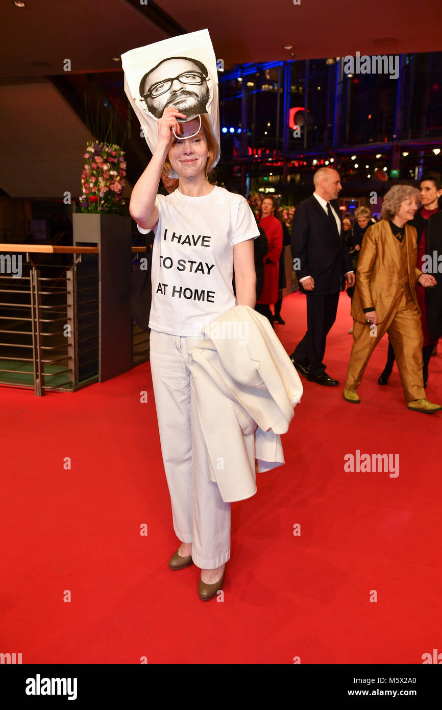 24 février 2018, Allemagne, Berlin, cérémonie de remise du Prix, Berlinale Palace : L'actrice Franziska Petri porte un sac sur la tête avec une image de réalisateur Kirill Serebrennikov. Sa chemise se lit "J'ai du rester à la maison" afin de protester contre l'arrestation de Kirill Serebrennikov. Photo : Jens Kalaene Zentralbild-/dpa/ZB Banque D'Images