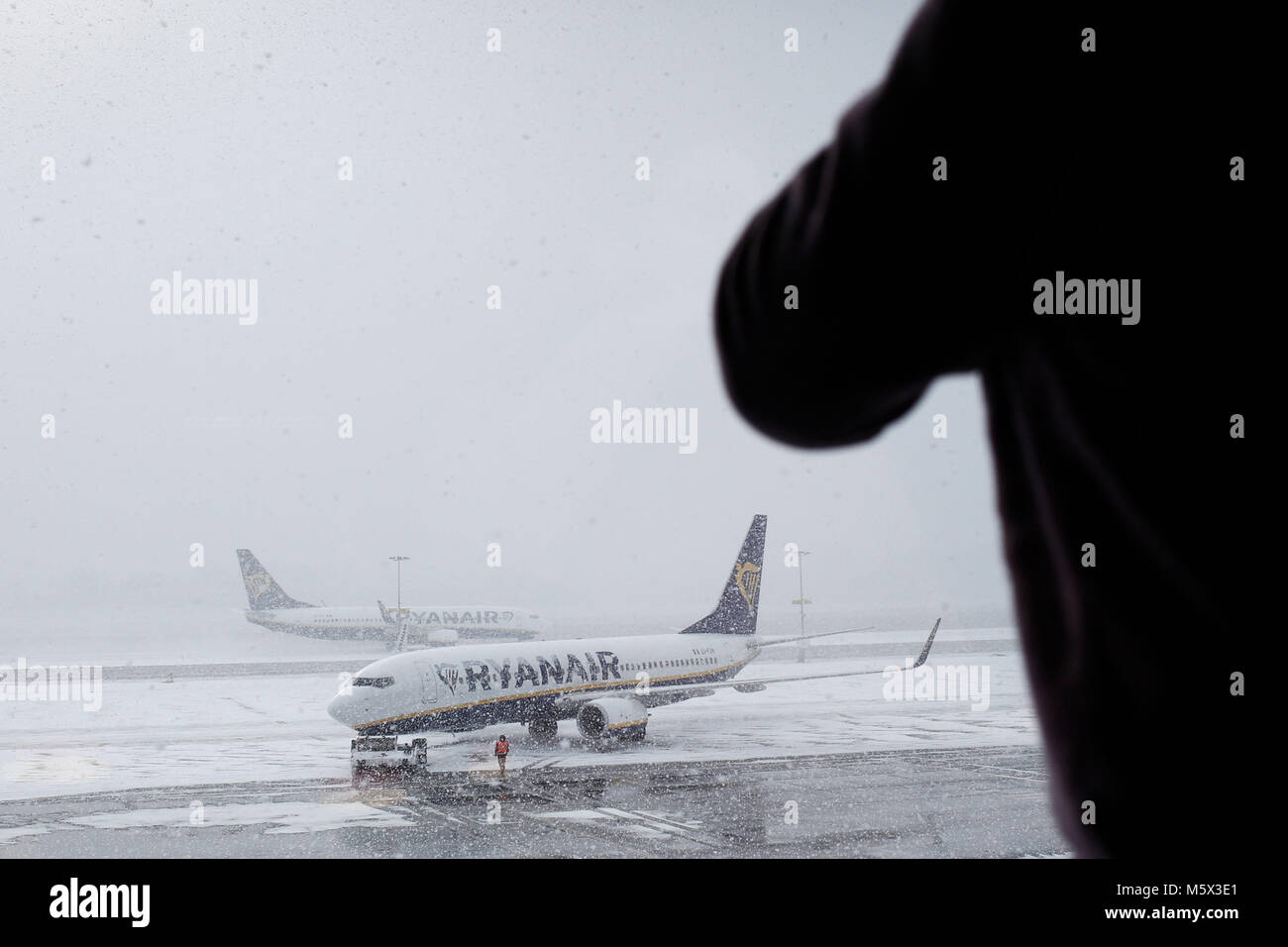 Charleroi, Belgique. 26 février 2018. Les avions sur la piste sont couverts par la neige durant une chute de neige à l'aéroport de Charleroi Bruxelles Sud. Alexandros Michailidis/Alamy Live News Banque D'Images