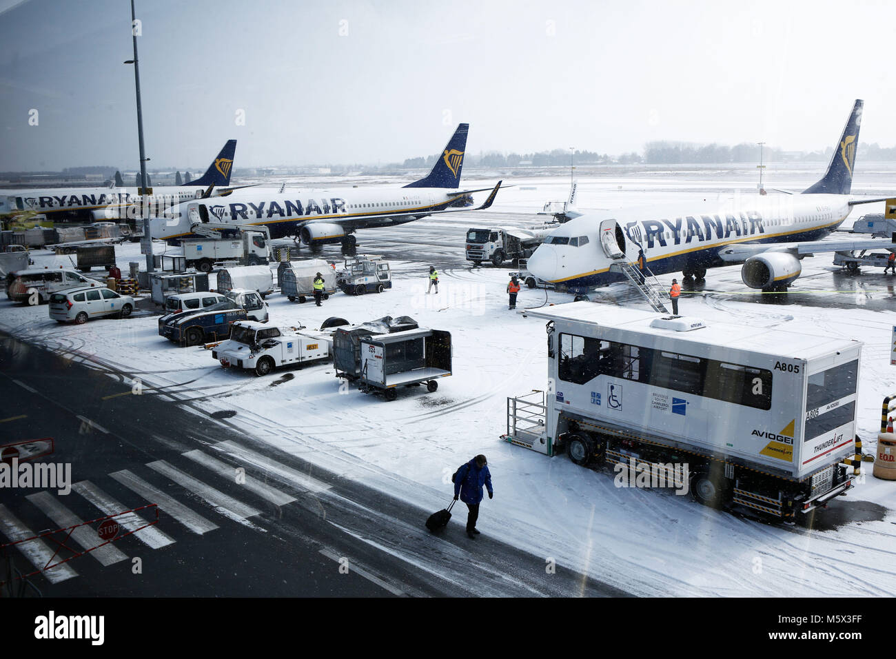 Charleroi, Belgique. 26 février 2018. Les avions sur la piste sont couverts par la neige durant une chute de neige à l'aéroport de Charleroi Bruxelles Sud. Alexandros Michailidis/Alamy Live News Banque D'Images