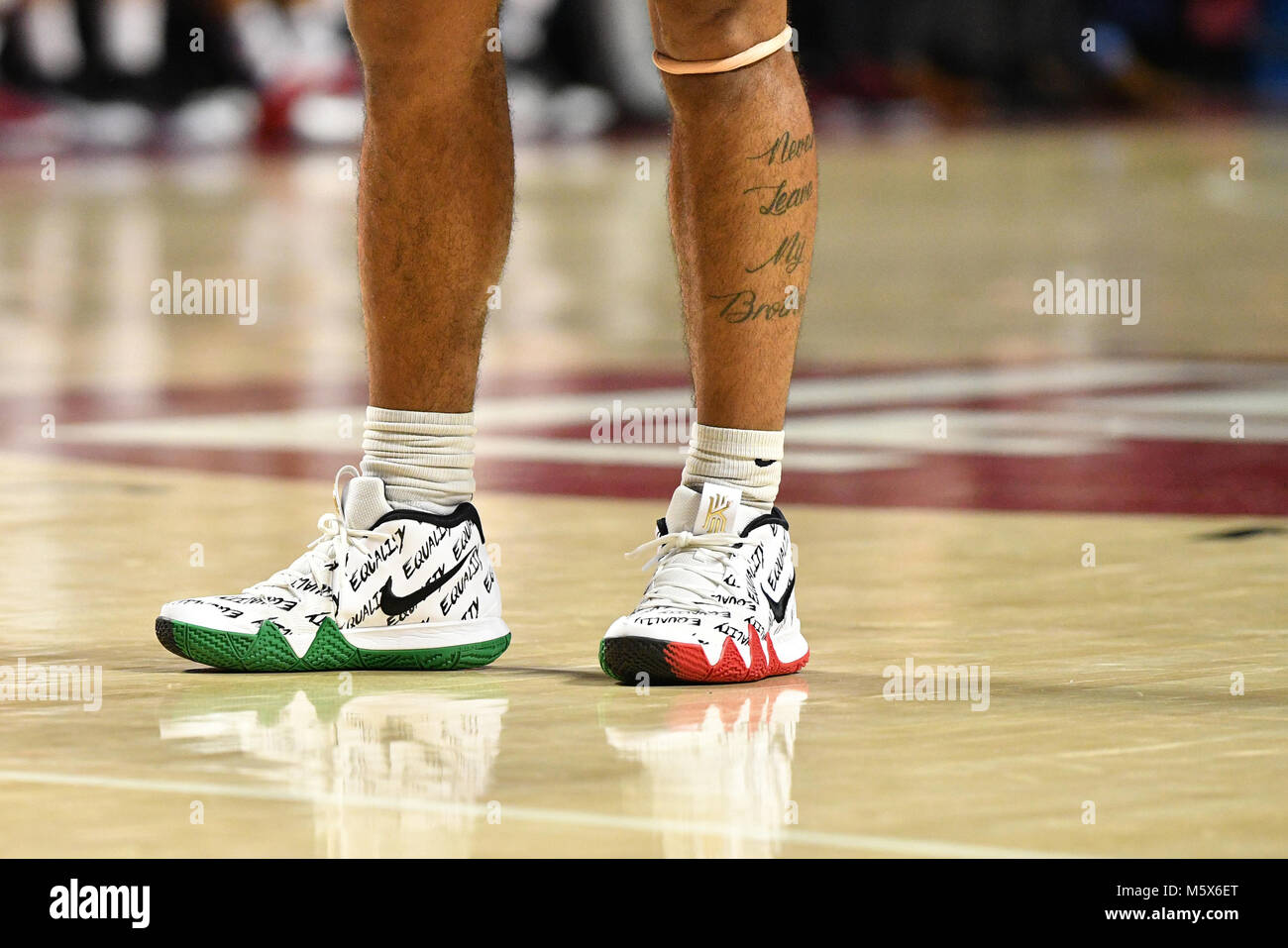 Philadelphie, Pennsylvanie, USA. Feb 25, 2018. UCF Knights guard CEASAR DEJESUS (4) sport rouge unique, noir et vert sneakers avec ''l'égalité'' répétés sur le service au cours de l'American Athletic Conference basket-ball jeu joué à l'Liacouras Center de Philadelphie. Temple beat UCF 75-56. Les chaussures sont une édition spéciale de Nike tirant les couleurs du drapeau pan-africaine en l'honneur du Mois de l'histoire des noirs : Crédit Ken Inness/ZUMA/Alamy Fil Live News Banque D'Images