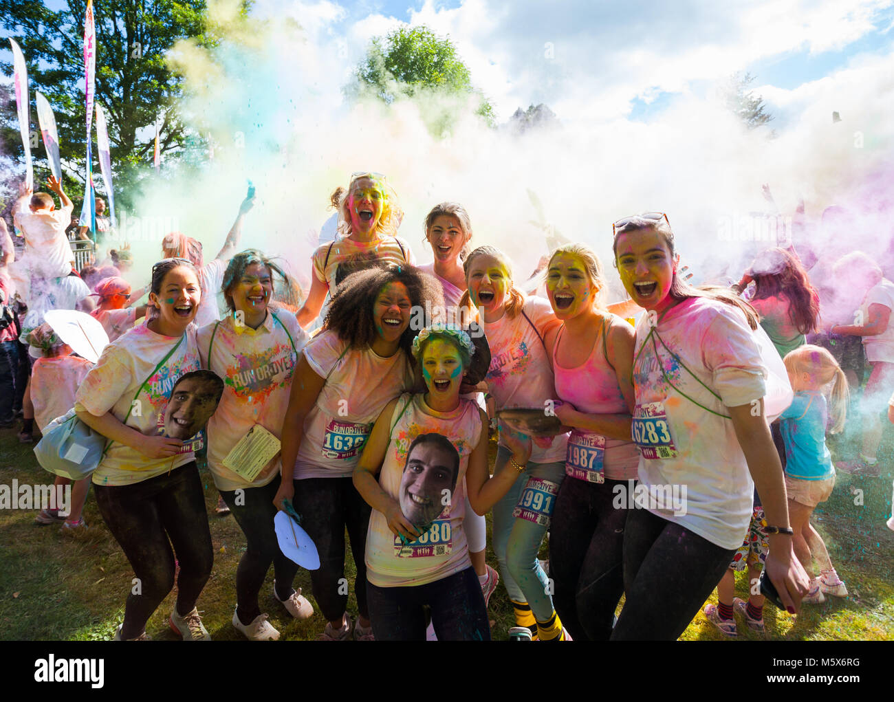 LOUGH CUTRA, Gort, IRLANDE - septembre 6 : personnes non identifiées s'amuser et se doucher en colorant en poudre au cours de l'écoulement annuel ou de teinture, le pays le plus Coloful 5K, le 6 septembre 2014 à Lough Cutra, Gort, l'Irlande. Banque D'Images