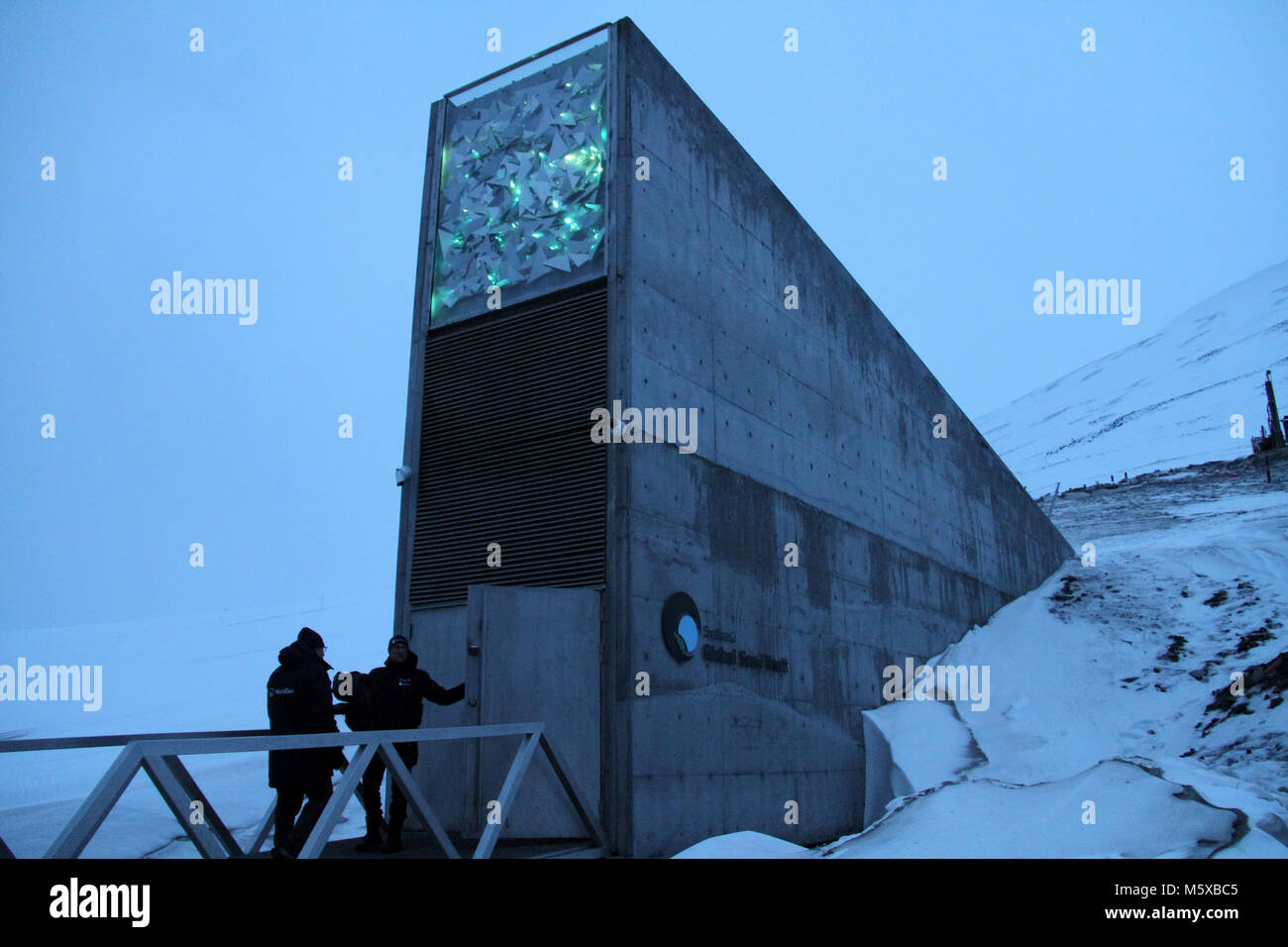 Longyearbyen, la Norvège. Feb 26, 2018. Les gens restent debout à l'entrée de la Chambre forte semencière mondiale de Svalbard en Norvège, Longyearbyen, 26 février 2018. Plus d'un million d'échantillons de semences, de banques de gènes dans le monde ont été enregistrés dans une chambre forte de la Norvège sur l'archipel arctique de Svalbard distant comme il a marqué le 10e anniversaire de son ouverture le lundi. Credit : Liang Youchang/Xinhua/Alamy Live News Banque D'Images