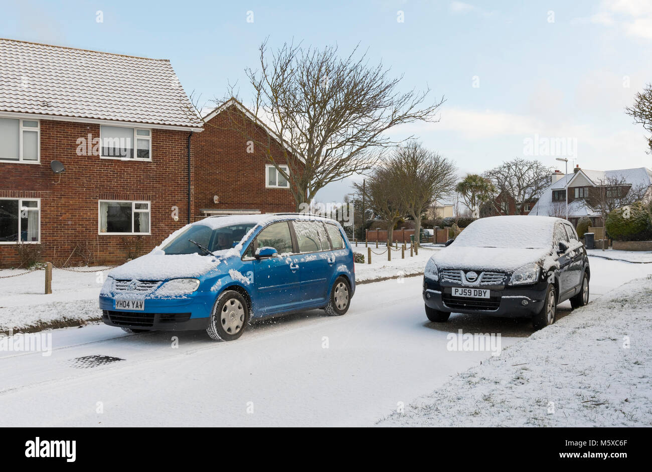 Conduire une voiture sur une route glacée couvertes de neige en hiver après les chutes de neige en Angleterre, Royaume-Uni. Le piètre état des routes. Conditions de conduite dangereuses. Route glissante. Banque D'Images