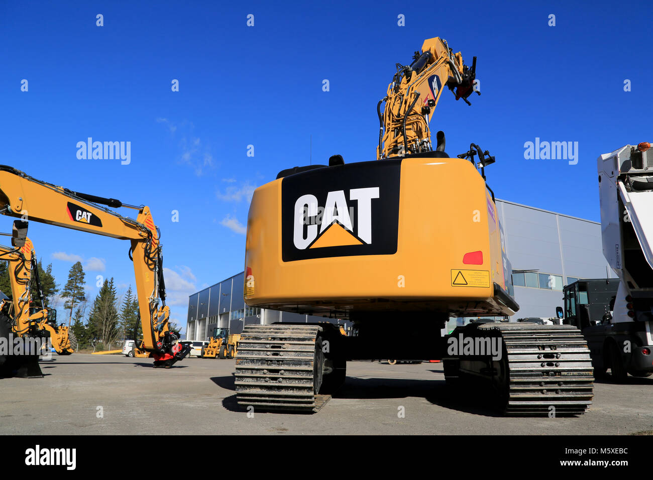 LIETO, FINLANDE - le 21 mars 2015 : Cat 320F excavateur hydraulique sur un chantier. Les excavatrices de série Cat 300 ont été introduites pour la première fois dans les années 90. Banque D'Images