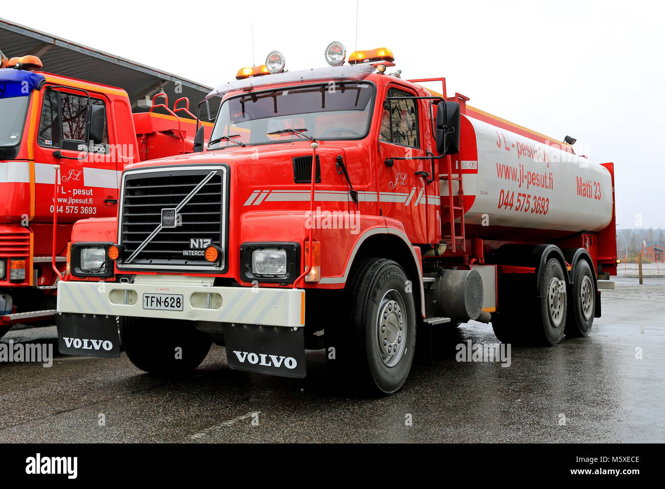 SALO, FINLANDE - le 12 avril 2015 : Volvo N12 année 1988 camion citerne utilisée pour le lavage industriel des services. Le réservoir d'eau a une capacité de 15000 litres. Banque D'Images