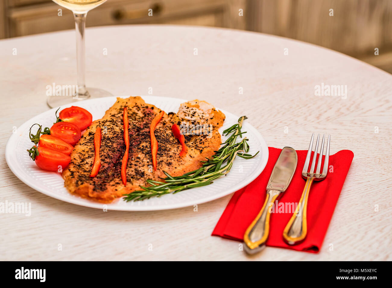 Filet de poisson grillé avec des légumes pour le dîner Banque D'Images