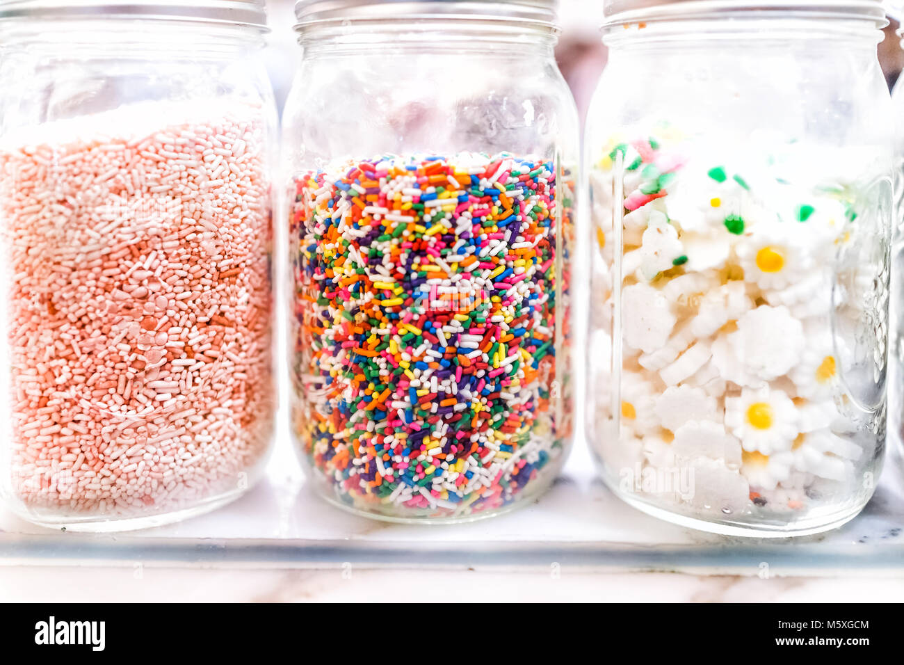 Libre de pots de couleurs douces et de garnitures de sprinkles décorations pour la crème glacée, les desserts à l'écran en verre, store shop bakery Banque D'Images