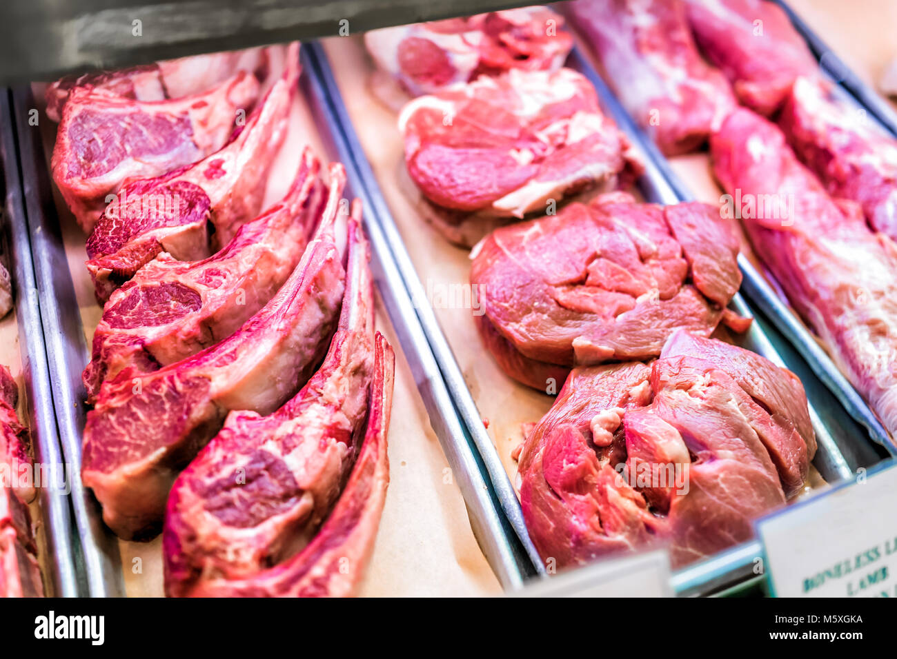 La viande de boeuf cru rouge rose agneau sur shanks, avec l'os dans l'os en magasin, les bacs à vendre, gras signe désossé Banque D'Images